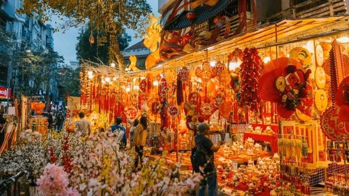 Đồ trang trí Tết bày bán tại chợ truyền thống Đồ trang trí Tết bày bán tại chợ truyền thống