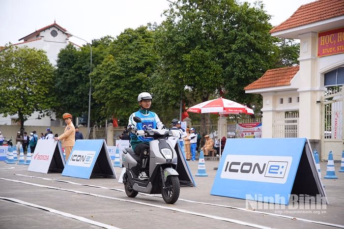 Học sinh thực hành lái xe điện Học sinh thực hành lái xe điện ICON e