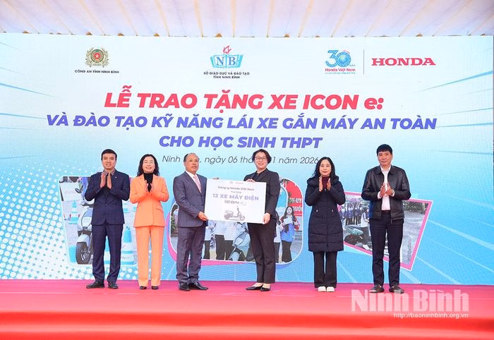Honda ICON e tại buổi lễ trao tặng Ninh Bình Đại diện Honda Việt Nam trao tặng 12 xe ICON e cho các trường THPT tại Ninh Bình