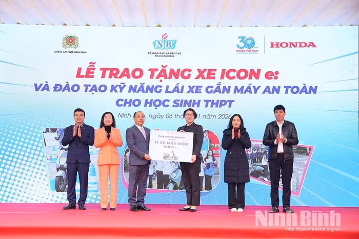 Honda tặng 408 xe ICON e, nâng cao kỹ năng lái xe an toàn cho THPT