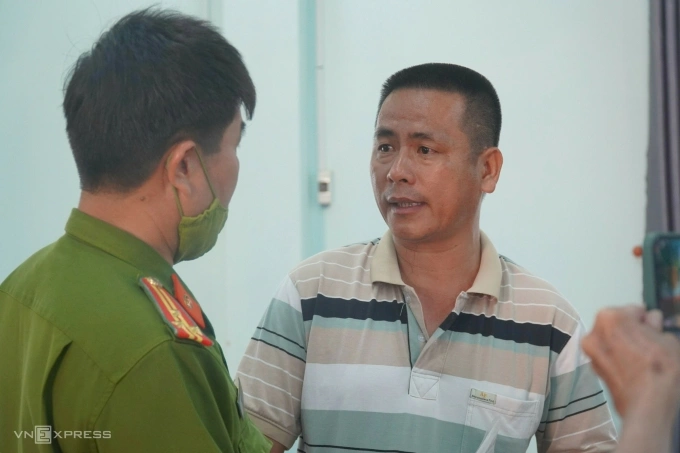 &Ocirc;ng Đỗ Thanh An trao đổi với c&aacute;n bộ c&ocirc;ng an B&igrave;nh Thuận khi gia đ&igrave;nh &ocirc;ng V&otilde; T&ecirc; được xin lỗi c&ocirc;ng khai