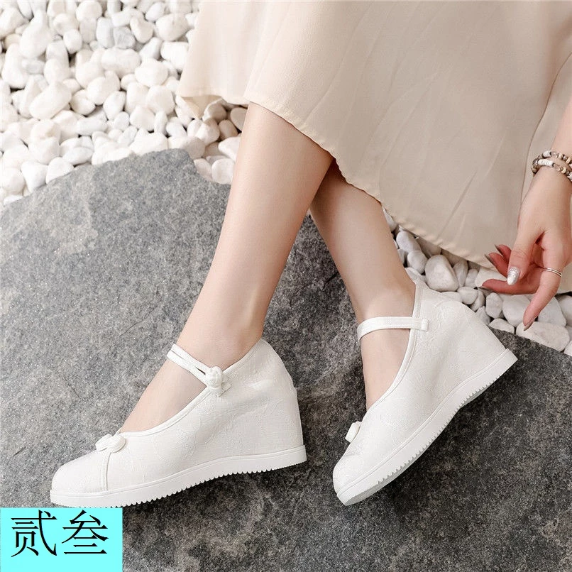 Có cần thiết chi hàng triệu cho giày Hán phục đắt đỏ để tăng chiều cao thật sự?