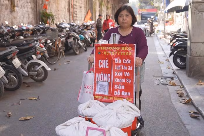 Xe chè nóng Hà Nội: Hương vị ấm áp giữa chiều đông thành phố