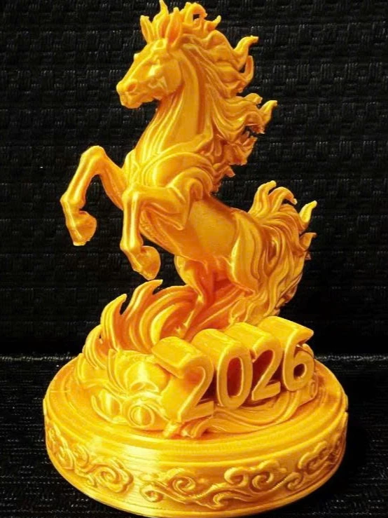 Một năm dùng tượng ngựa nhựa vàng, chi tiết bề mặt gây trầy xước nhẹ bất ngờ xuất hiện