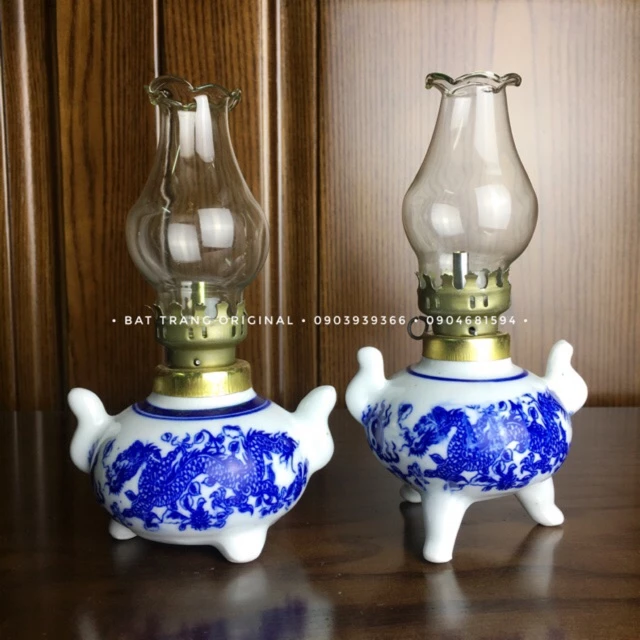 Trọng lượng của đèn thờ men trắng họa tiết rồng phượng khiến chân ba dễ mất cân bằng trên bàn thờ gỗ