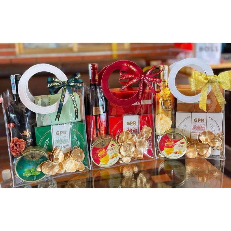 Những lúc túi đựng quà trông tinh tế nhưng lại làm hỏng món quà khi không gian quá chật