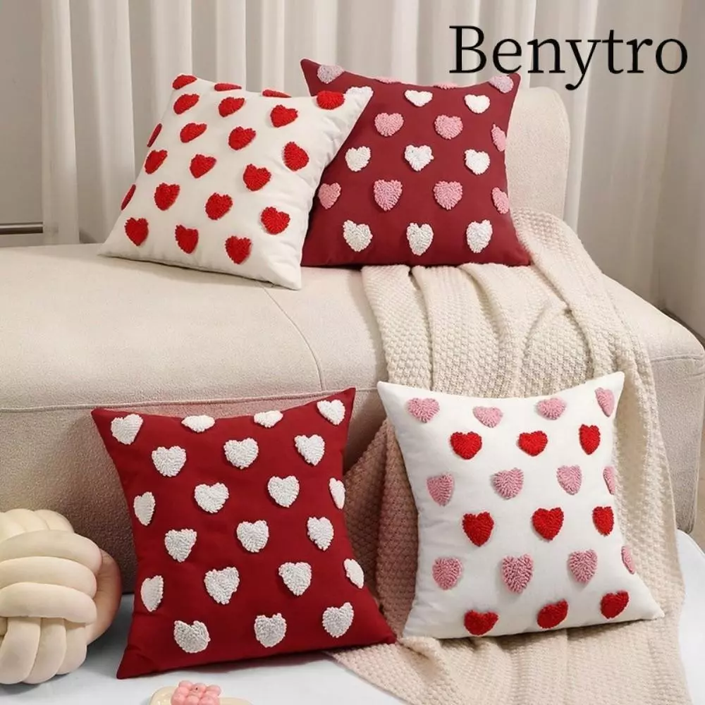 Cảm giác bất ngờ khi chiếc vỏ gối thêu trái tim biến ghế sofa thường ngày thành không gian lãng mạn ngay trong nhà