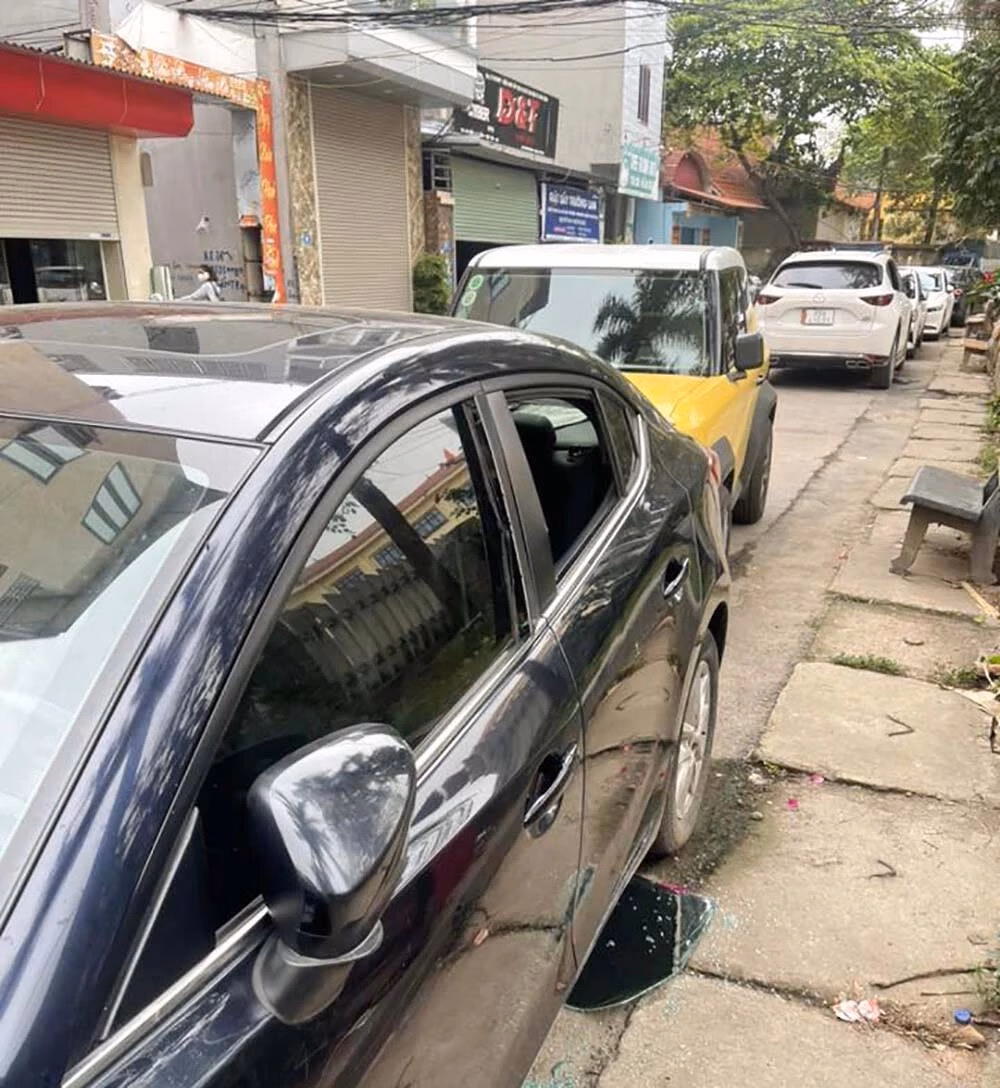 Một số xe có dấu hiệu bị lục tìm và lấy đi tài sản