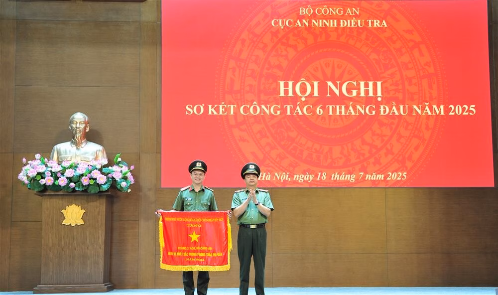 Bộ Công an sơ kết công tác 6 tháng đầu năm về an ninh điều tra Thừa ủy quyền, Thiếu tướng Hoàng Văn Hà trao Bằng khen của Bộ trưởng Bộ Công an tặng các cá nhân có thành tích xuất sắc.