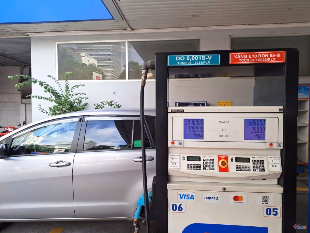 Các cây xăng Petrolimex tại TPHCM đã bố trí vòi xăng E10 phục vụ khách hàng. Ảnh: Trần Chung