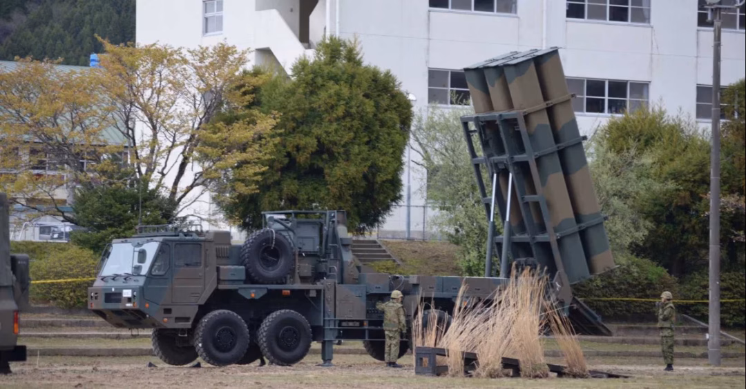 Nhật Bản thay đổi chính sách quốc phòng với tên lửa Type12 và HVGP Các tên lửa đánh chặn Patriot Advanced Capability-3 của Lực lượng Phòng vệ Trên không Nhật Bản được chụp vào ngày 2/6/2023 tại khu đất lấn biển trên đảo Ishigaki, thuộc tỉnh đảo Okinawa ở phía nam Nhật Bản. (Nguồn: Kyodo)