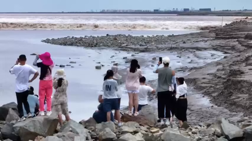 Mười người mất tích khi du khách bất chấp cảnh báo sóng lớn ở Trung Quốc