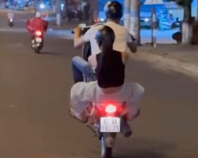 Nam thanh niên 19 tuổi bị phạt vì phóng nhanh, bốc đầu xe máy trên đường Phan Đình Phùng