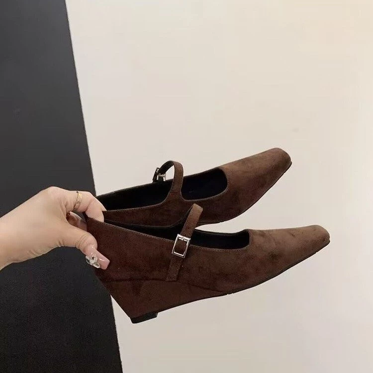 Tại sao giày gót nêm mũi nhọn lại trở thành lựa chọn hàng đầu của chị em văn phòng trong mùa hè?