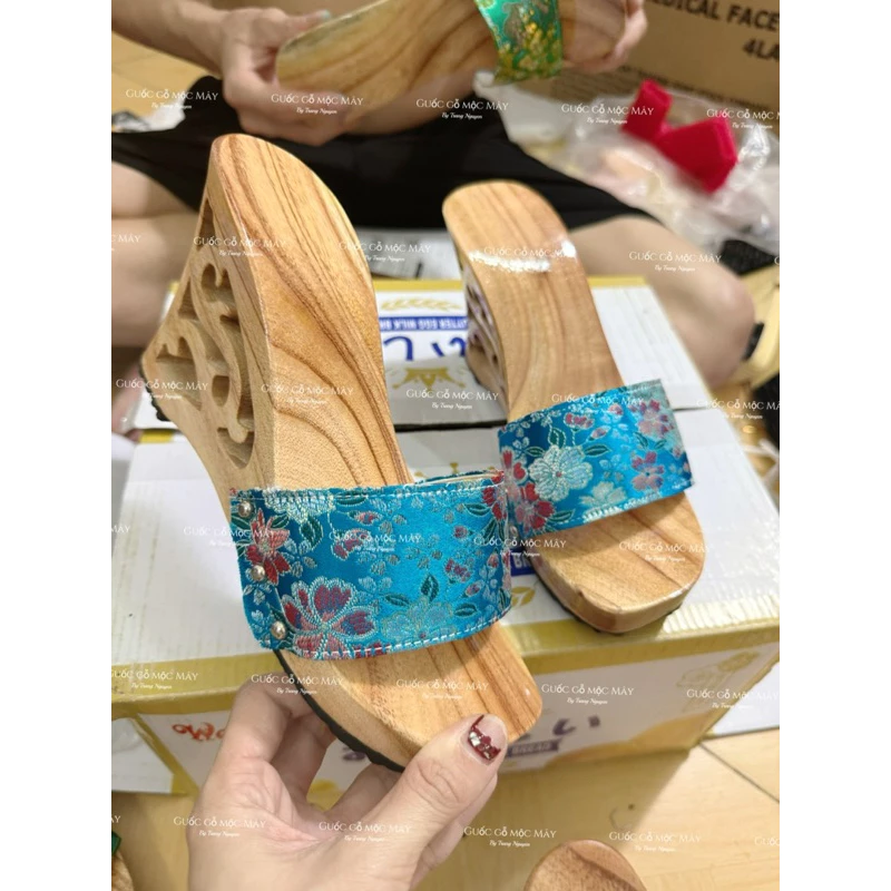 Làm thế nào để chọn guốc gỗ phù hợp với trang phục công sở mà không bị lỗi thời trang?