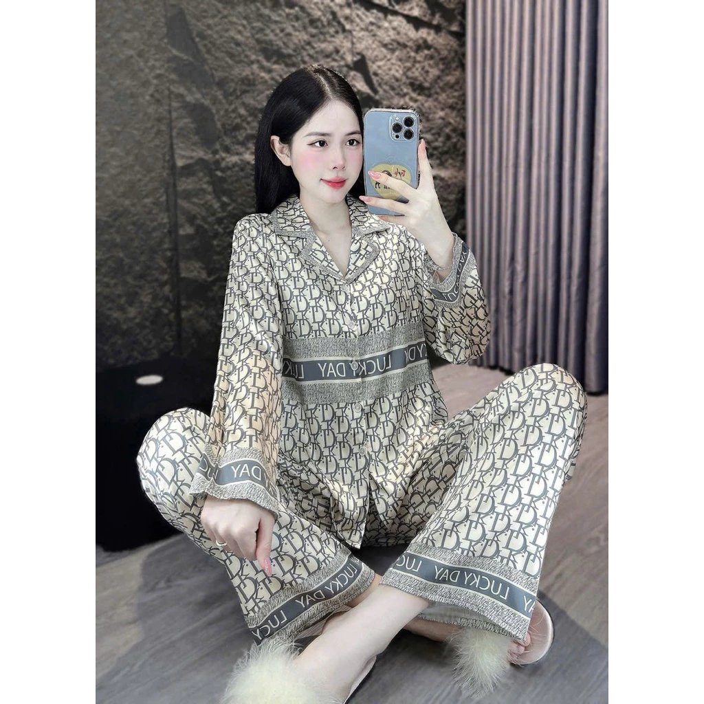 Mặc pijama lụa vào mùa hè có nóng không? Tôi đã có câu trả lời sau khi thử đồ bộ pijama lụa LaTin này