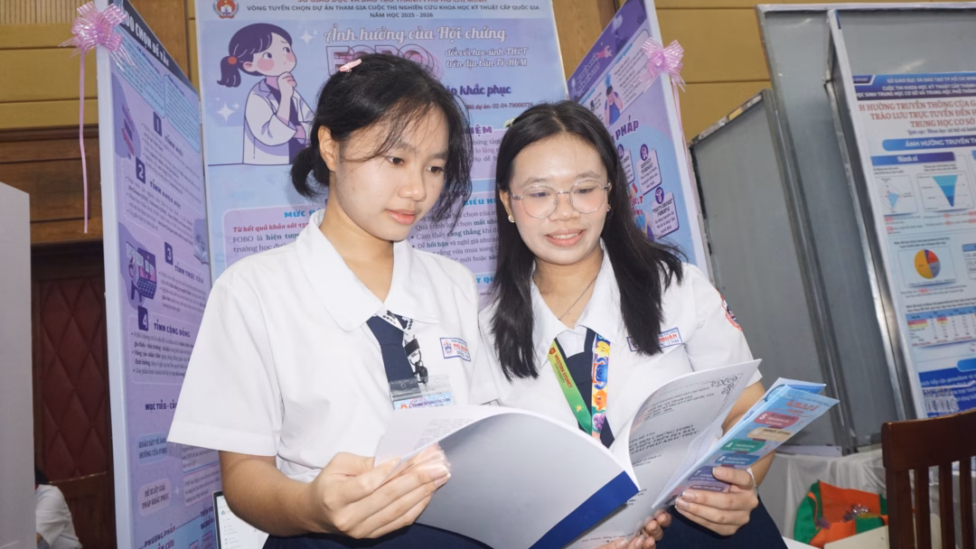 Drone đang thả b&oacute;ng chữa ch&aacute;y - Ảnh 2