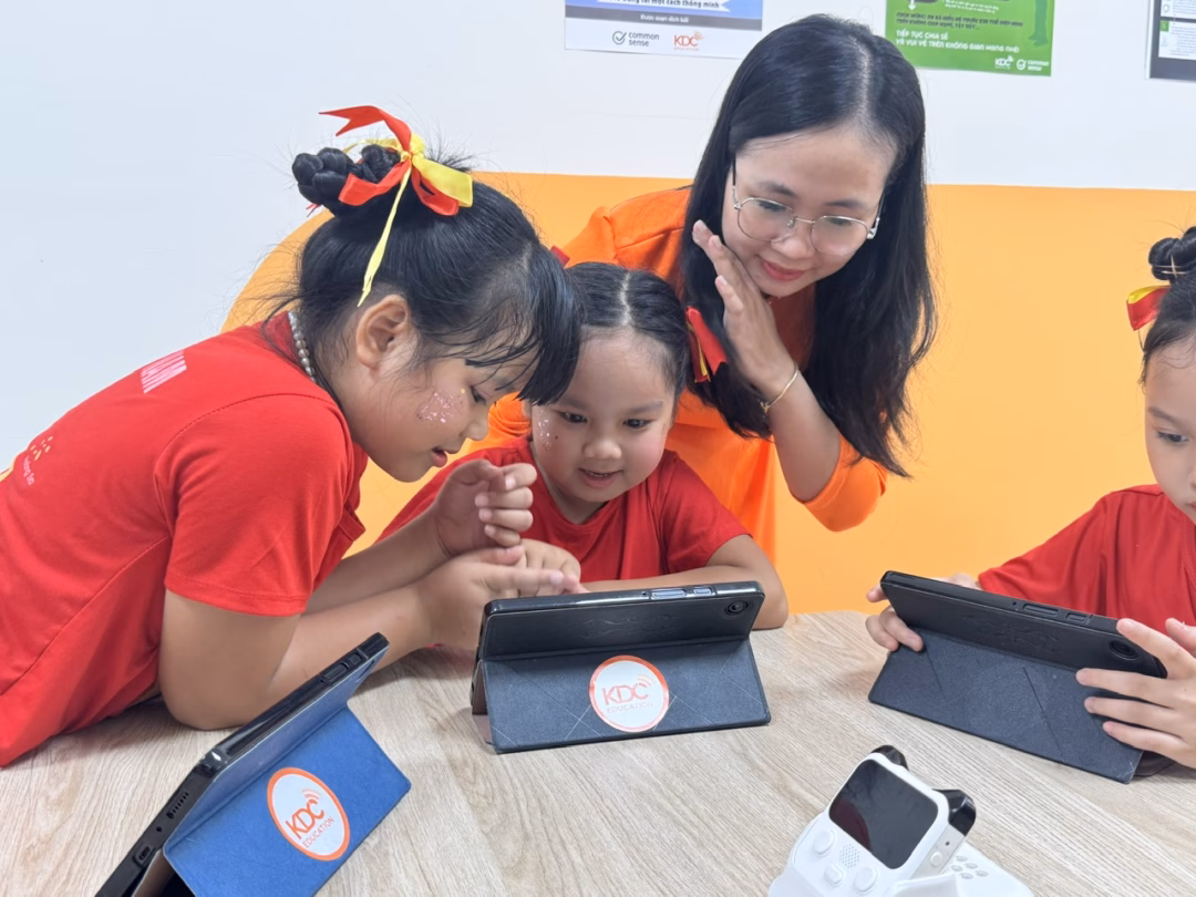 H&igrave;nh ảnh c&aacute;c trường học số tham gia th&iacute; điểm AI tại TP.HCM