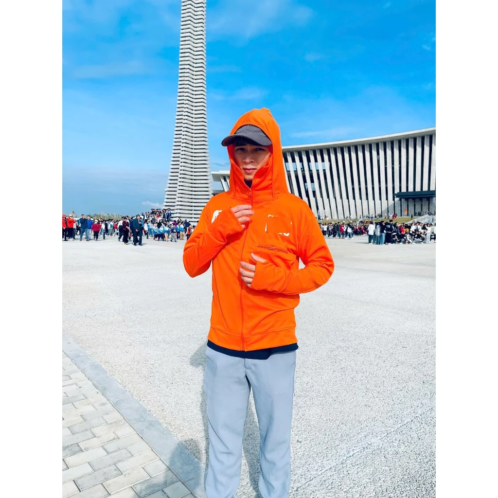 Áo chống nắng màu cam thường được chọn để tránh nắng, nhưng thực tế lại gây cảm giác bám dính khi trời ẩm ướt