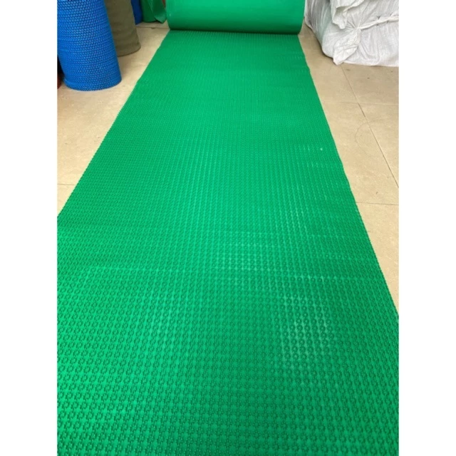 Thảm nhựa chống trượt trên sảnh hành lang thường mất độ bám do ẩm ướt và việc cắt không đồng đều