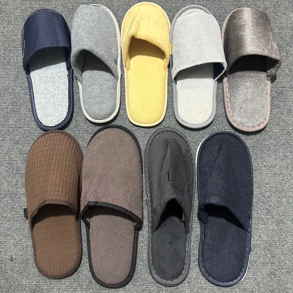 Cảm giác ấm áp của đôi dép nỉ bông bất ngờ bị thách thức bởi không khí khô lạnh trong khoang hành khách