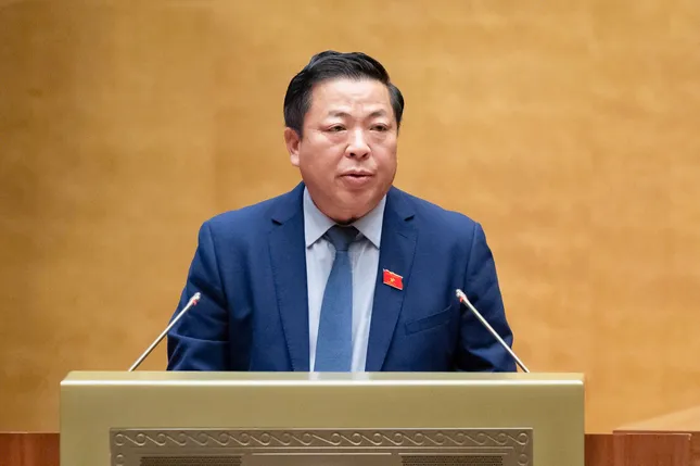 Bộ trưởng Trần Hồng Minh trình bày Bộ trưởng Bộ Xây dựng Trần Hồng Minh trình bày về Dự thảo Luật Đường sắt sửa đổi