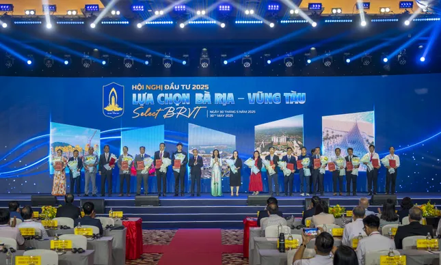Lãnh đạo tỉnh Bà Rịa - Vũng Tàu trao giấy chứng nhận đầu tư cho doanh nghiệp Lãnh đạo tỉnh Bà Rịa - Vũng Tàu trao giấy chứng nhận đầu tư cho doanh nghiệp