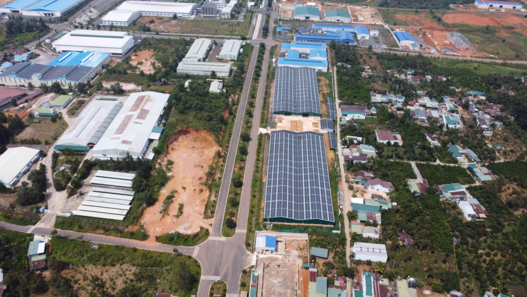 Hệ thống điện mặt trời trên mái nhà xưởng của Công ty Vinasolar Hệ thống điện mặt trời trên mái nhà xưởng của Công ty Vinasolar
