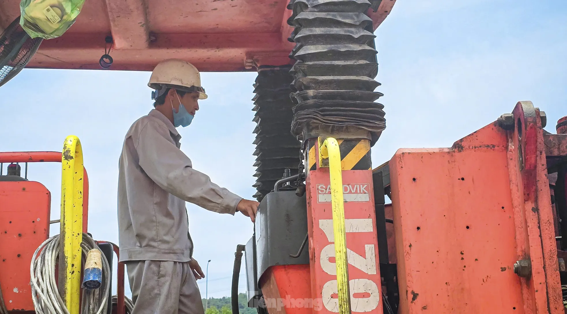 Công nhân thi công trong điều kiện nắng nóng