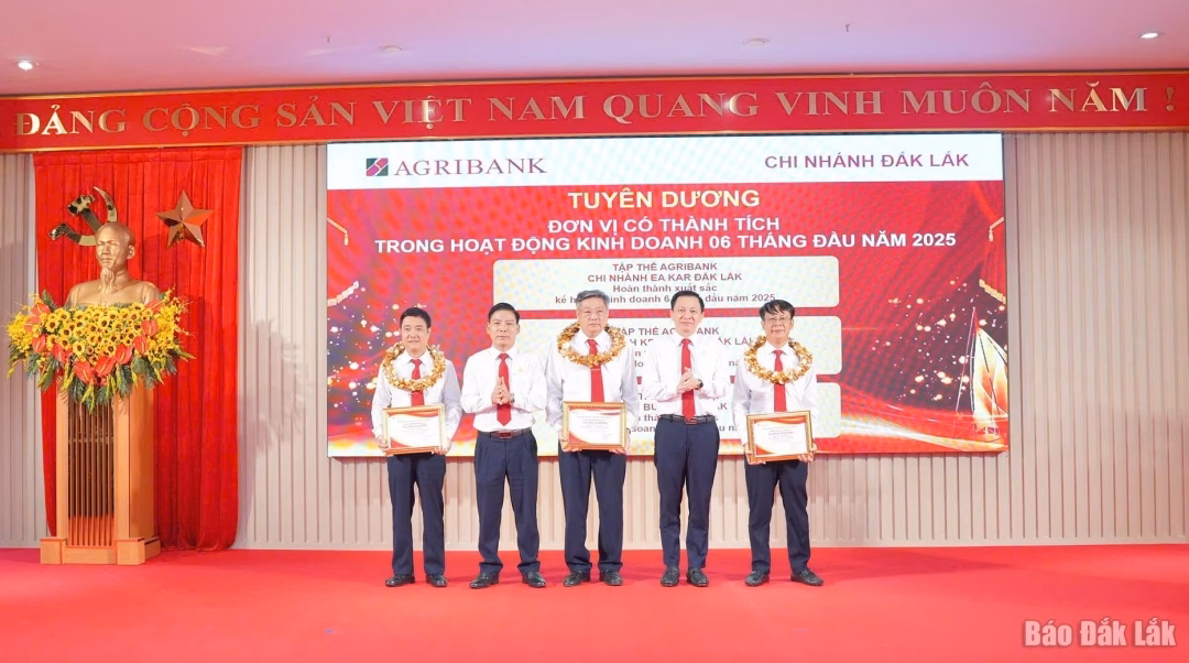 Đại diện các đơn vị hoàn thành xuất sắc nhiệm vụ 6 tháng đầu năm nhận khen thưởng.