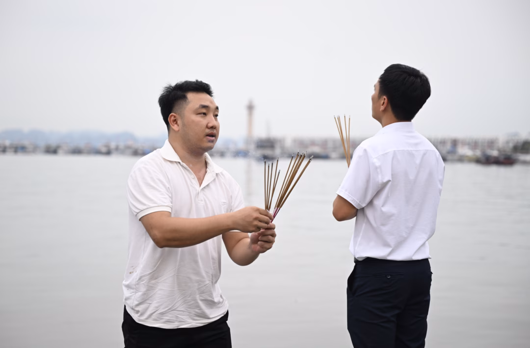 Bố mất tích, mẹ và con gái tử vong trong vụ tàu du lịch bị lật ở Vịnh Hạ Long Anh Thức vẫn đang mong ngóng tin tức của em họ (Ảnh: Như Hoàn)