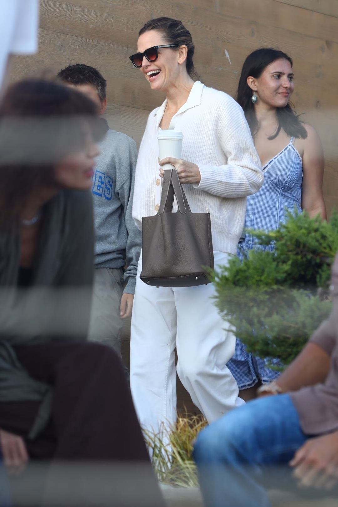 Bradley Cooper và Jennifer Garner cùng con ăn tối tại nhà hàng đắt đỏ ở Malibu Jennifer Garner driving a car with Bradley Cooper inside at Nobu in Malibu, Calif.