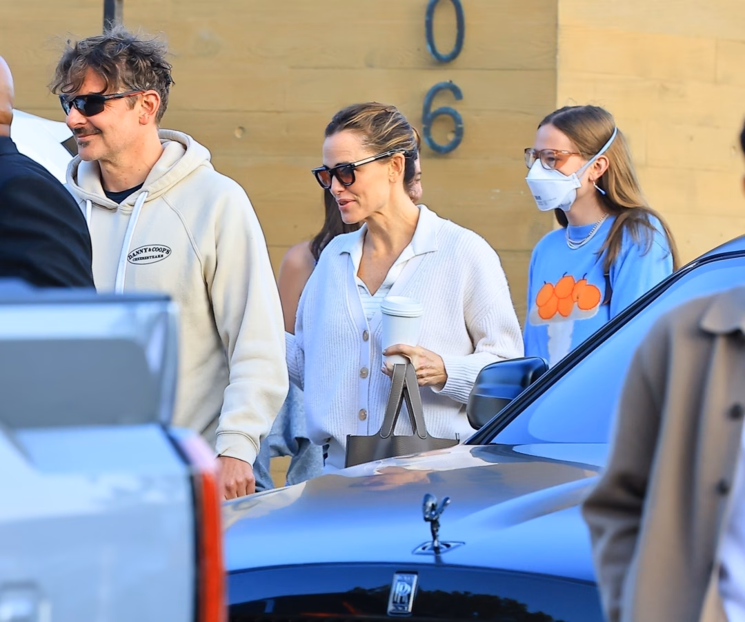 Bradley Cooper và Jennifer Garner cùng con ăn tối tại nhà hàng đắt đỏ ở Malibu Bradley Cooper and Jennifer Garner in "Alias."