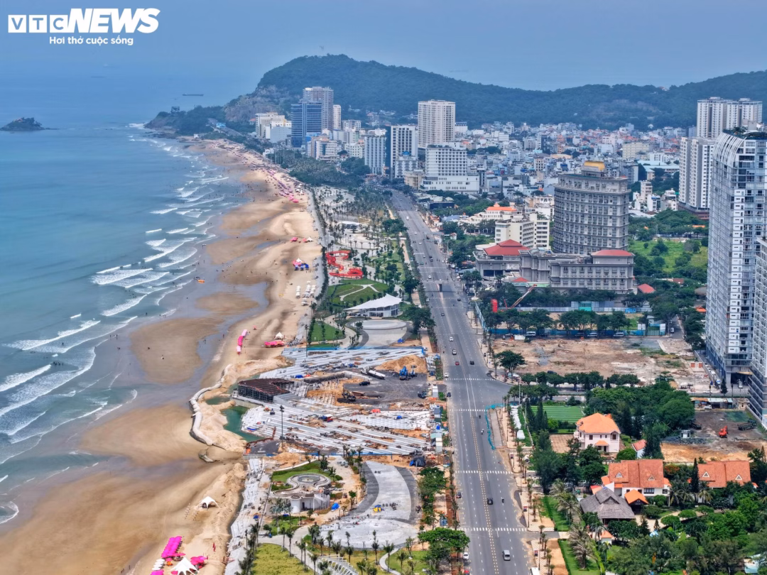 Đường ven biển ở Mũi Né sắp hoàn thành sau 9 tháng thi công Dự án chỉnh trang trục đường Thùy Vân gồm 12 hạng mục chính, nổi bật như cải tạo, nâng cấp hạ tầng kỹ thuật tuyến đường, xây dựng công viên ven biển và Quảng trường Thùy Vân. Dọc tuyến còn được quy hoạch 5 vị trí hầm đi bộ kết nối từ khu khách sạn, dịch vụ ra phía biển, tạo thuận tiện cho du khách và người dân tiếp cận bãi tắm.