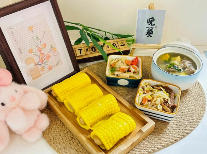 Hơn 200 trẻ mẫu giáo bị ngộ độc chì vì ăn thực phẩm chứa chất độc Bánh mì hấp chứa phẩm màu, được phục vụ tại Trường mẫu giáo Peixin ở Thiên Thủy. Ảnh: