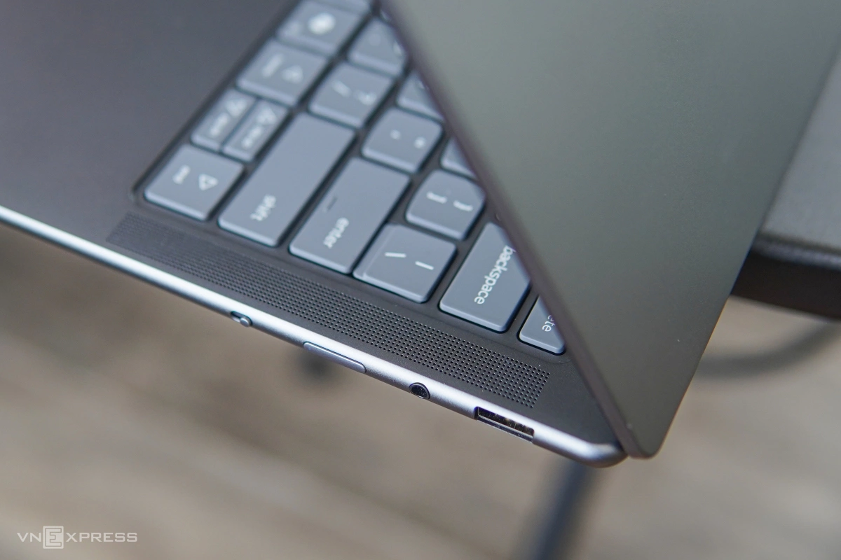 Lenovo ra mắt laptop Yoga Slim7i Aura Edition Gen10 giá 38 triệu đồng