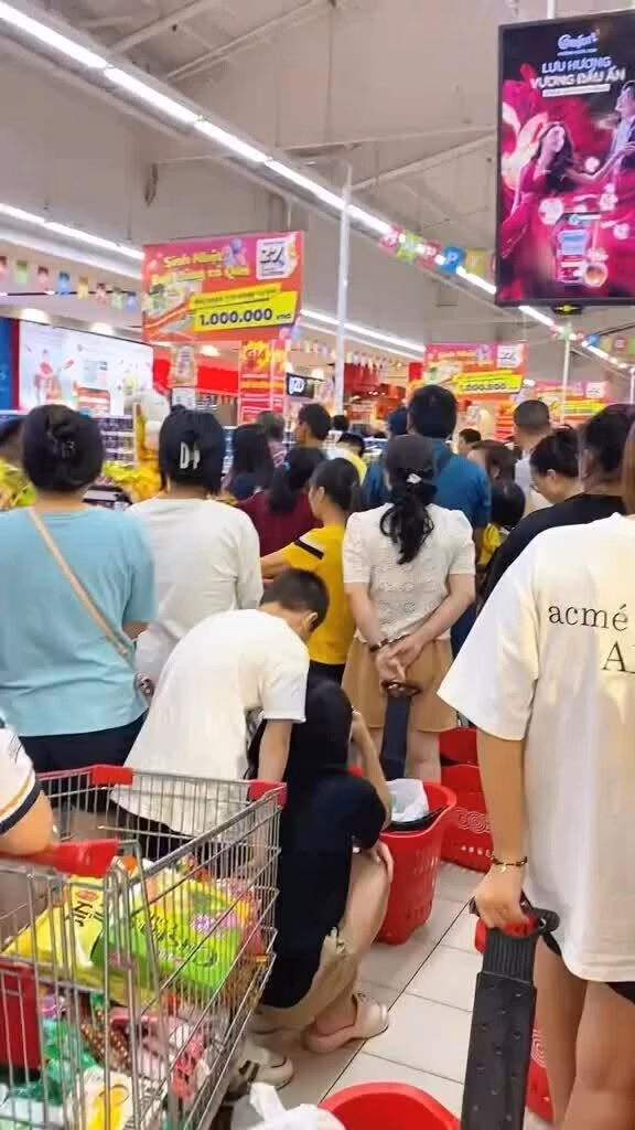 Khu vực quầy rau củ ở một siêu thị trên đường Trần Duy Hưng, Hà Nội luôn đắt hàng do nhu cầu mua lớn, buộc nhân viên liên tục bổ sung, chiều 21/7. Ảnh:
