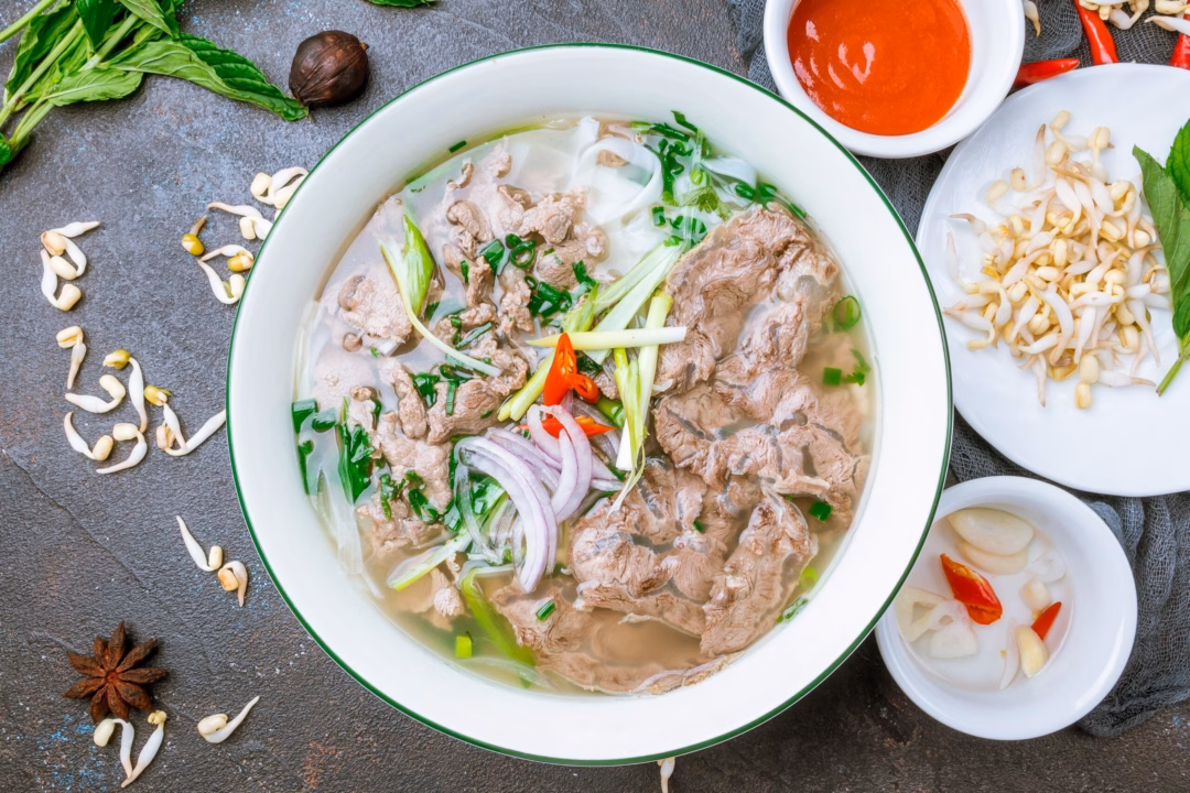 14 Món Ăn Đường Phố Nổi Tiếng Nhất Châu Á Bạn Không Thể Bỏ Lỡ Bùng nổ hương và sắc với món thali Ấn Độ
