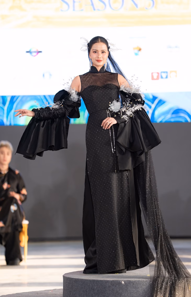 Áo dài ‘Đăng quang’ của Phi Nhung lên sàn diễn tại festival di sản Á hậu Hương Ly gây chú ý với mẫu thiết kế áo dài sáng tạo