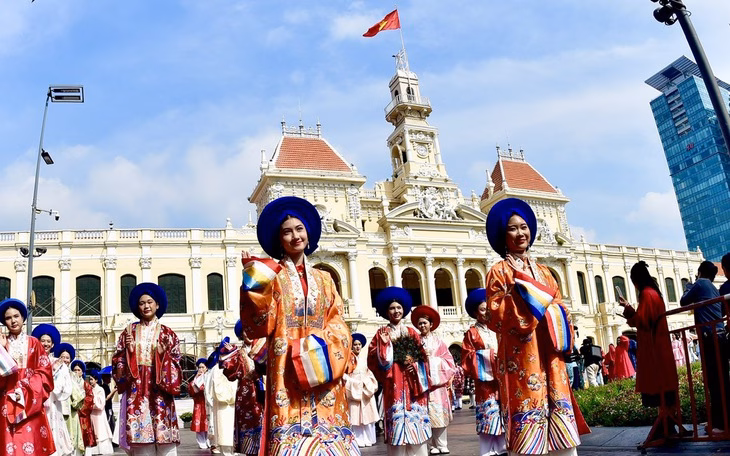 Áo dài ‘Đăng quang’ của Phi Nhung lên sàn diễn tại festival di sản Ngắm áo dài của cố ca sĩ Phi Nhung tại Vietnam Heritage Áo dài Fest - Ảnh 9.
