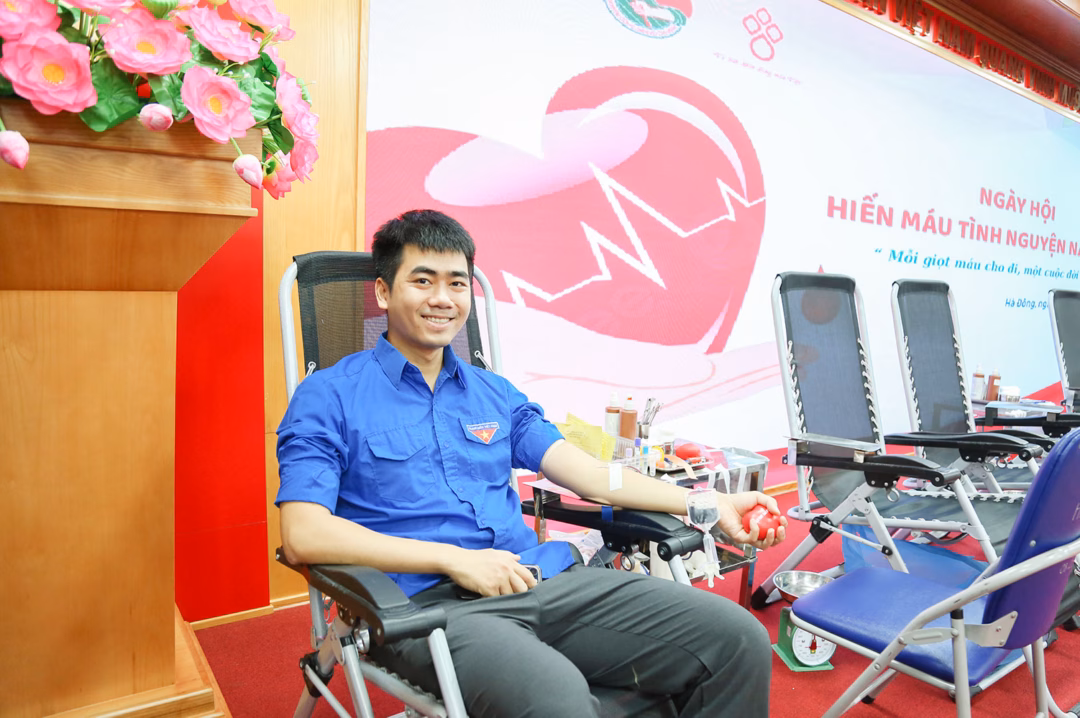Bác sĩ Hà Đông ‘hiến dòng máu vàng’ cứu người Bác sĩ Trần Đình Thăng rạng rỡ trong lần thứ 7 hiến máu thành công.