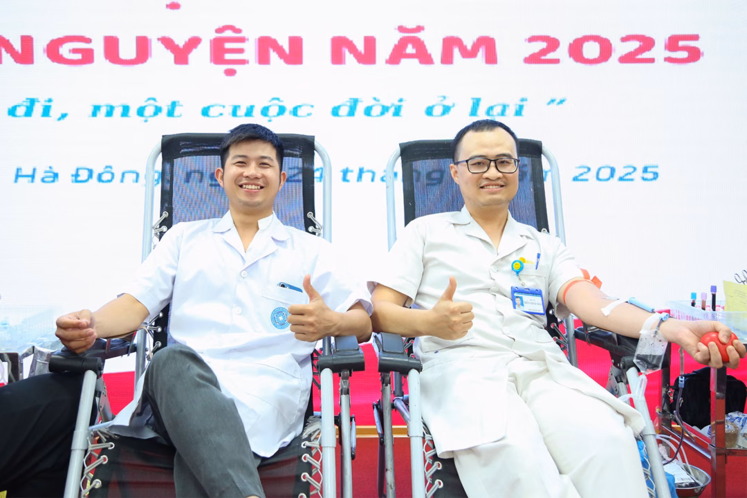 Bác sĩ Hà Đông ‘hiến dòng máu vàng’ cứu người Nụ cười tươi của những người thầy thuốc trong khoảnh khoắc sẻ chia nghĩa cử cao đẹp.