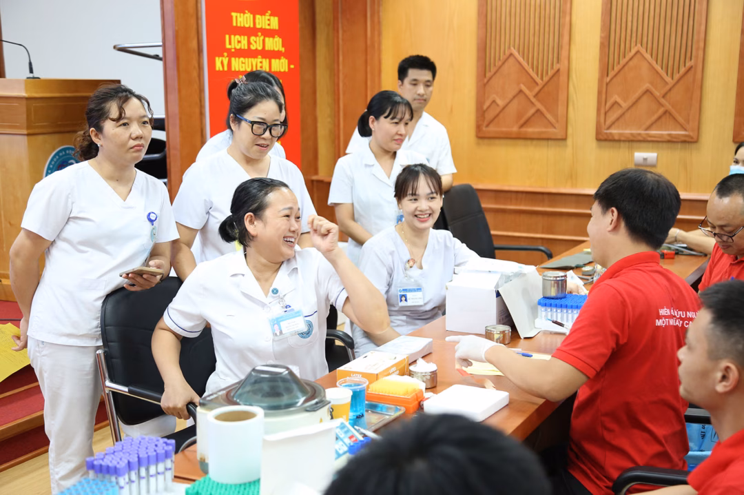 Bác sĩ Hà Đông ‘hiến dòng máu vàng’ cứu người