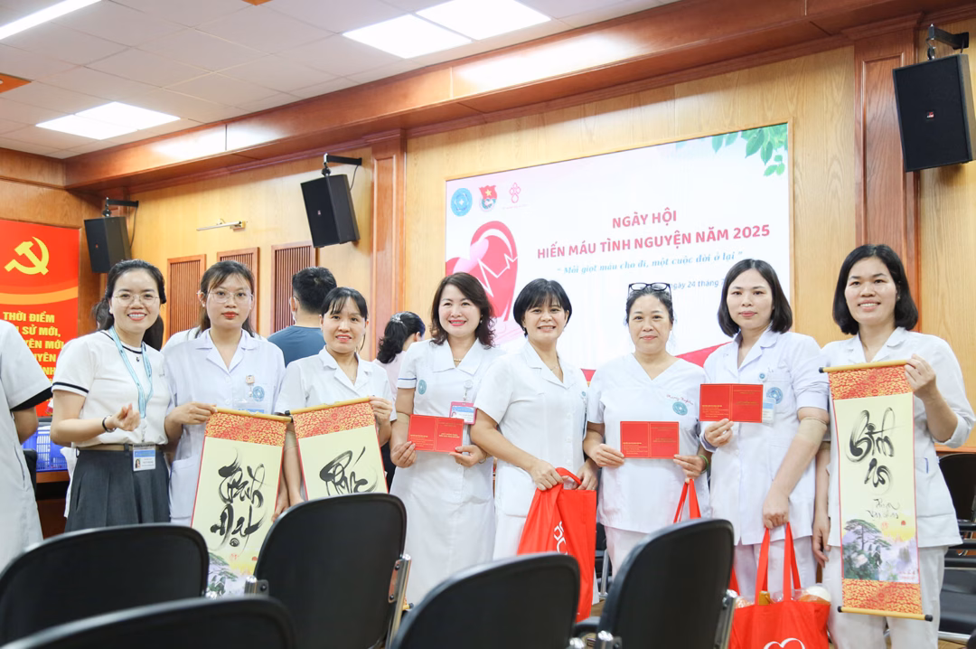 Bác sĩ Hà Đông ‘hiến dòng máu vàng’ cứu người Bác sĩ Hoàng Thị Quỳnh Trang, Phó khoa Nhi hướng dẫn đồng nghiệp đăng ký hiến máu.