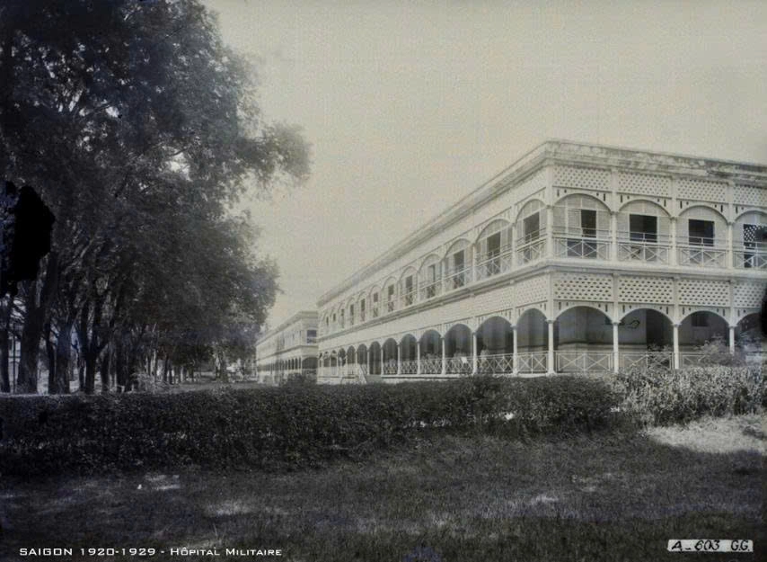 So với ảnh chụp thập niên 1920, dãy nhà chính của bệnh viện cao hơn một tầng nhưng không thay đổi nhiều về kiến trúc.