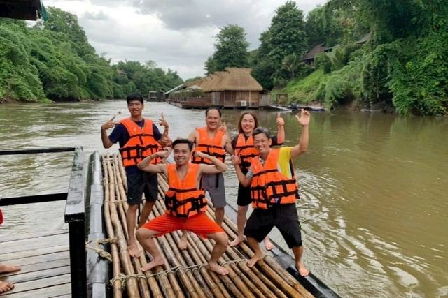 BenThanh Tourist làm mới trải nghiệm du lịch Thái Lan với hành trình độc đáo Du khách hào hứng với trải nghiệm ngồi bè tre trên sông Kwai, Kanchanaburi