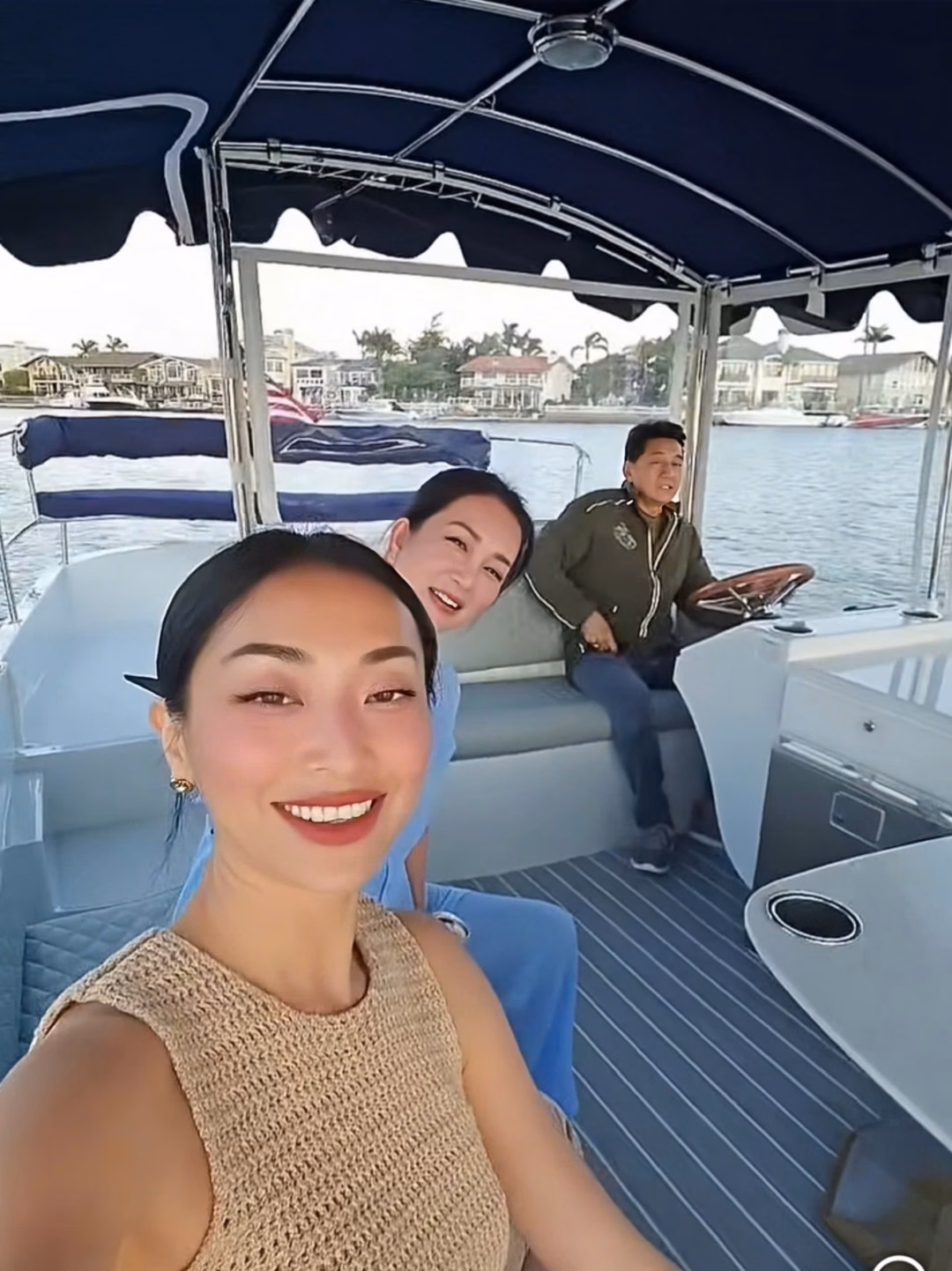 Căn nhà 600m2 của ca sĩ Hương Thủy ở Mỹ có giá hơn 100 triệu USD Như các cư dân khác ở Huntington Harbour, nhà ca sĩ Hương Thủy cũng có bến thuyền riêng.