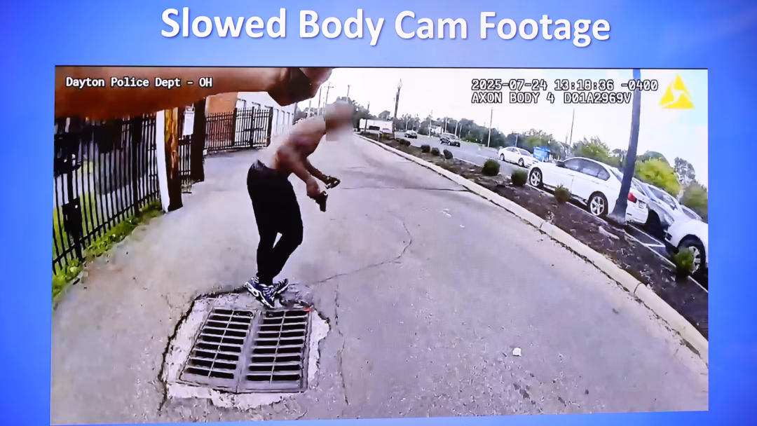 Cảnh sát Mỹ nổ súng với người đàn ông sau một vụ tai nạn giao thông A still from body cam footage from a police officer who shot a suspect who was fleeing after a car crash on Thursday, July 24. Dash and body cam footage was shown at a news conference on Friday, July 25 at Dayton Police Department headquarters. BRYANT BILLING / STAFF