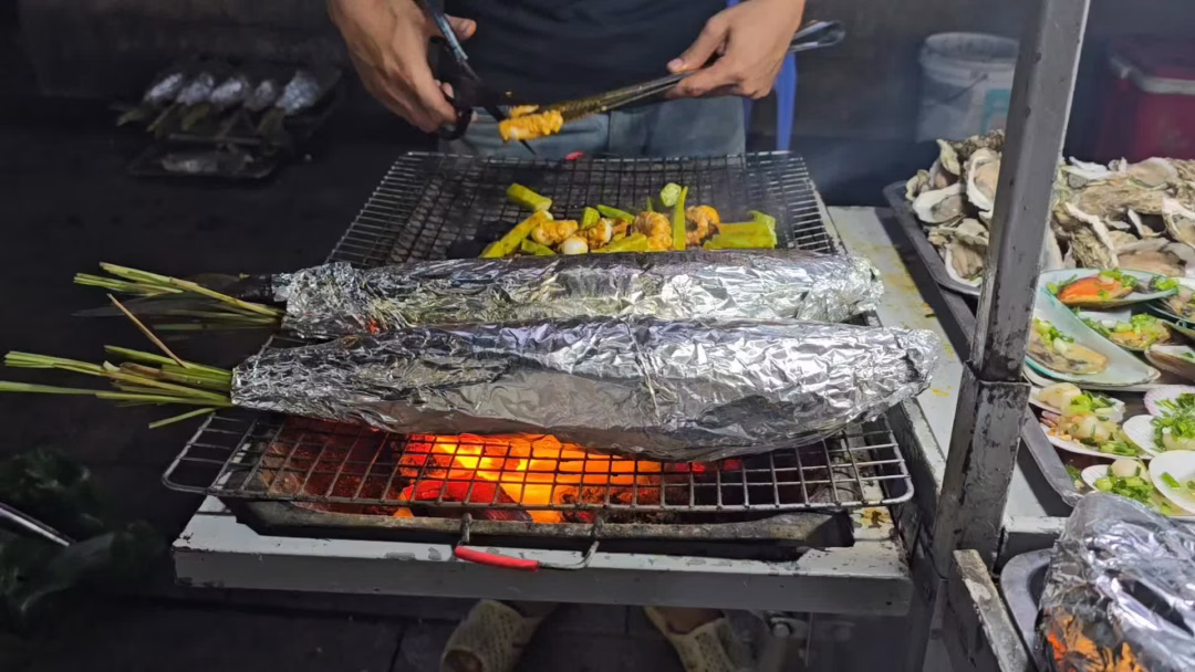 Chợ hải sản Vũng Tàu ngập rác: Ẩn họa từ chợ tự phát Nướng cá, bạch tuộc, đậu bắp trên bếp than hồng - Video: HOÀNG LÊ
