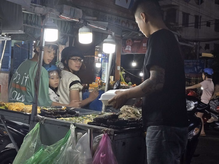 Chợ hải sản Vũng Tàu ngập rác: Ẩn họa từ chợ tự phát Xe bán trái cây trong đó có nhãn - đặc sản của Vũng Tàu - Ảnh: HOÀNG LÊ